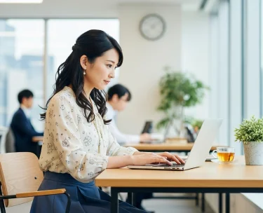 【2025年最新】女性のためのオフィスカジュアル徹底解説！きちんと感と今っぽさを両立するスタイリング術